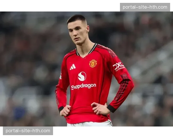 曼联新援谢什科空门失误遭嘘 俱乐部内部反思引援政策转向本土